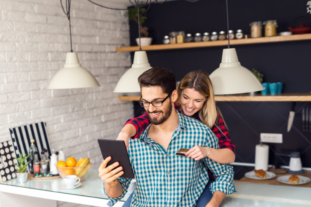 Frau und Mann shoppen online