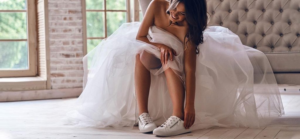 Braut in weißen Sneakers