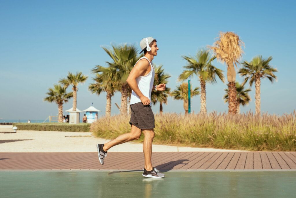 Ein Mann joggt mit Kopfhörern