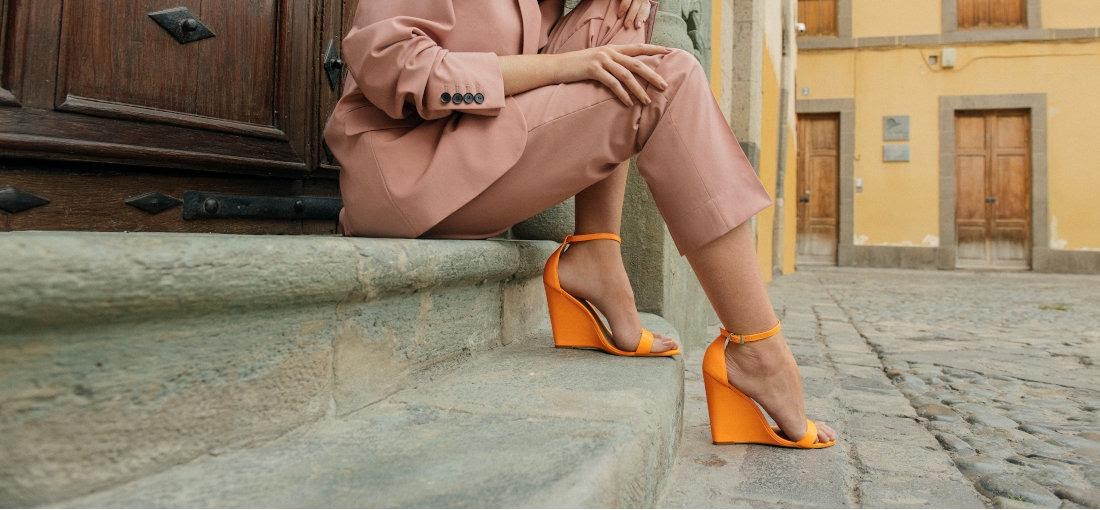 orangefarbene Sandaletten mit Keilabsatz