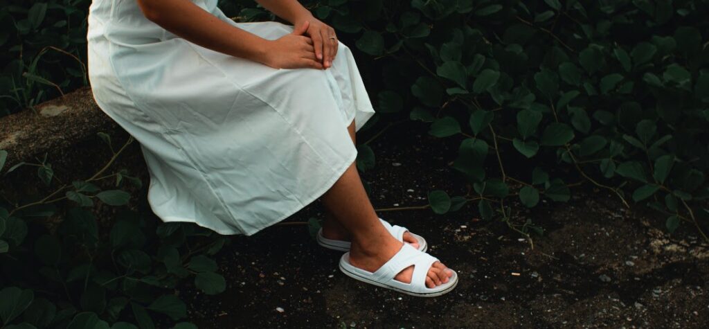 weiße Pantoletten und weißes Kleid