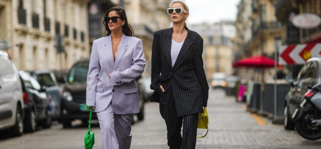Zwei Frauen in Oversize-Anzügen