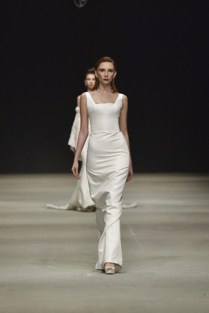Frau im Brautkleid im minimalistischen Style