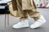 Frau im beigefarbenen Total-Look und in weißen Sneakers Isabel Marant