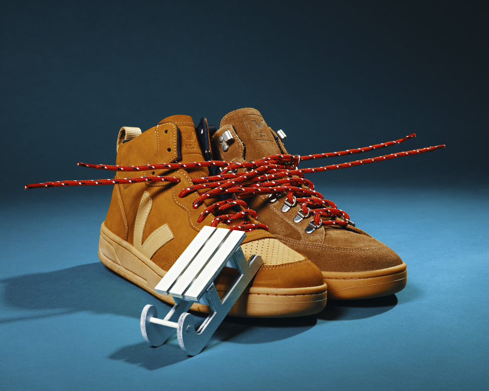 Braune knöchelhohe Sneakers mit roten Schnürsenkeln