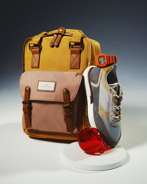 Gelber Rucksack, orangefarbene Uhr, Sneakers