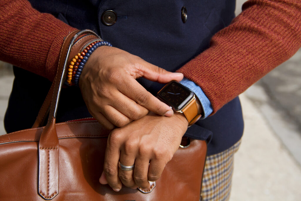 Schick gekleideter Mann mit einer Smartwatch Photo by Georgie Wileman/Getty Images