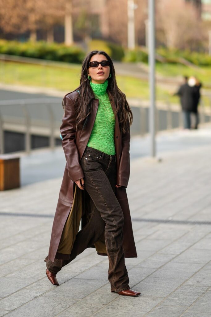 Frau im braunen Look und grünen Rollkragenpullover