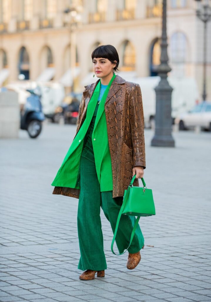 Maria Bernad: grüne Hose, Blazer und Handtasche, dazu braune Stiefeletten mit Blockabsatz und Schlangenmuster