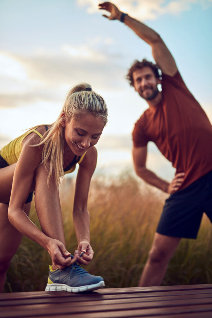 Mann und Frau treiben Sport im Freien