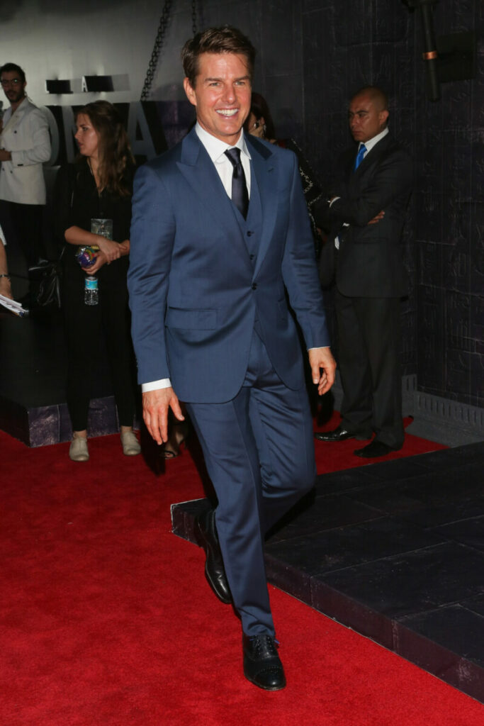 Tom Cruise im dunkelblauen Anzug