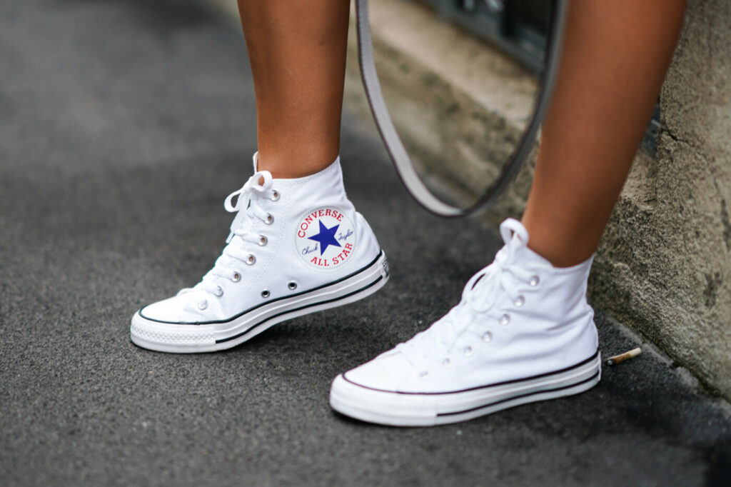 Hoche weiße Schuhe von Converse