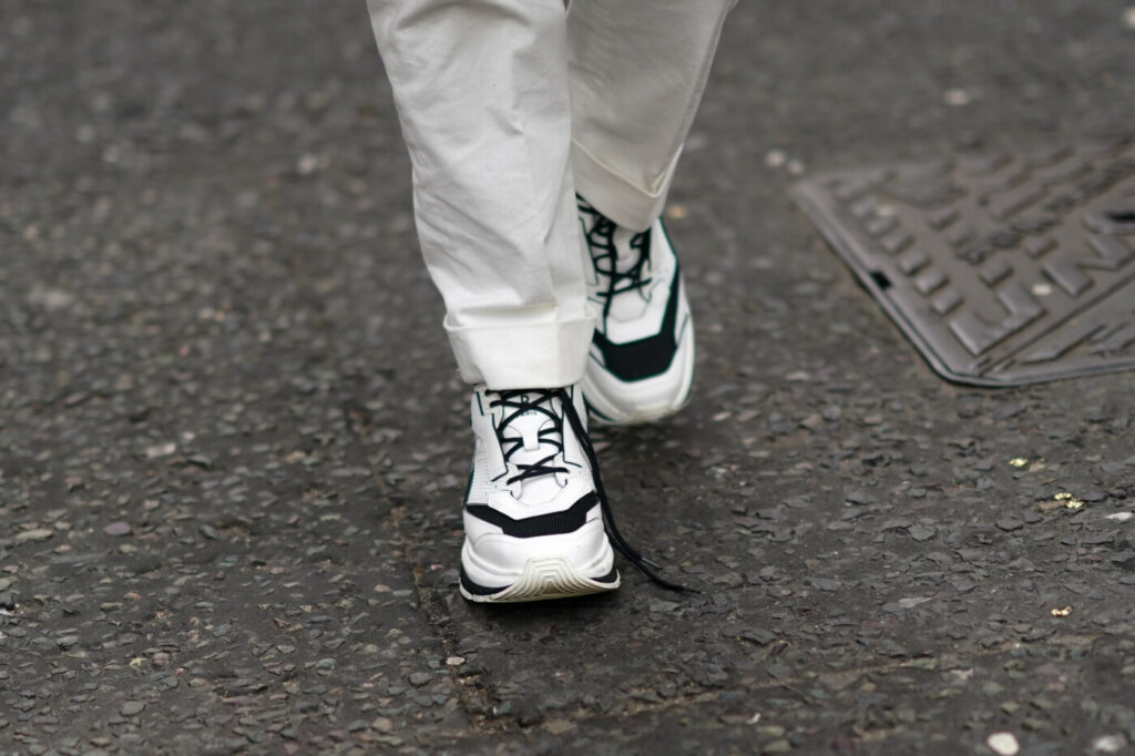 Weiße Sneakers mit schwarzen Schnürsenkeln