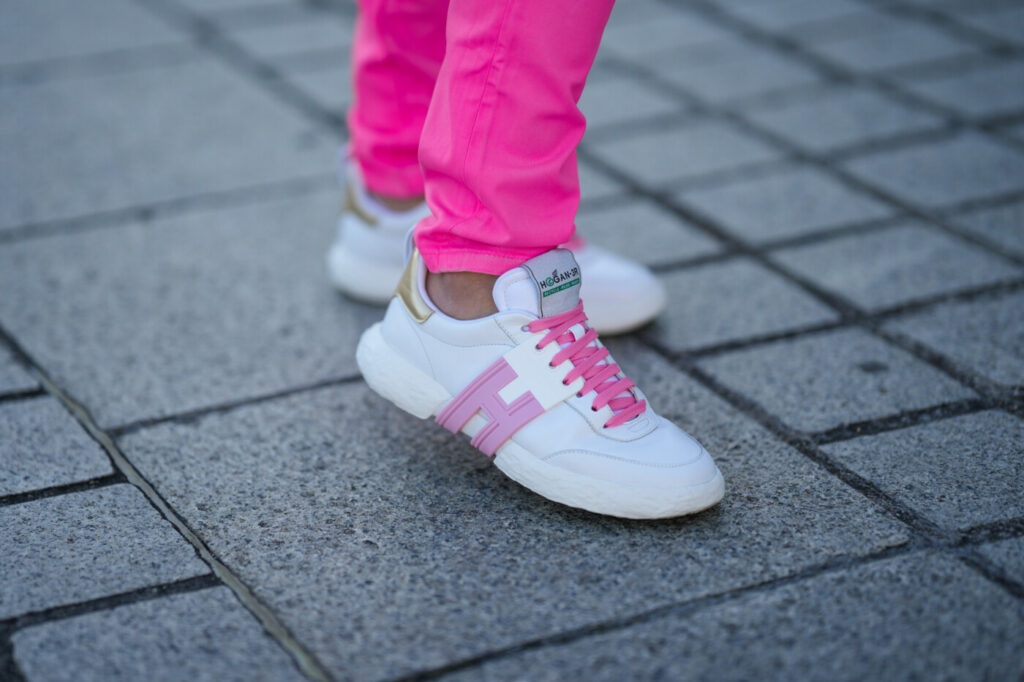 Weiße Sneakers mit rosafarbenen Schnürsenkeln