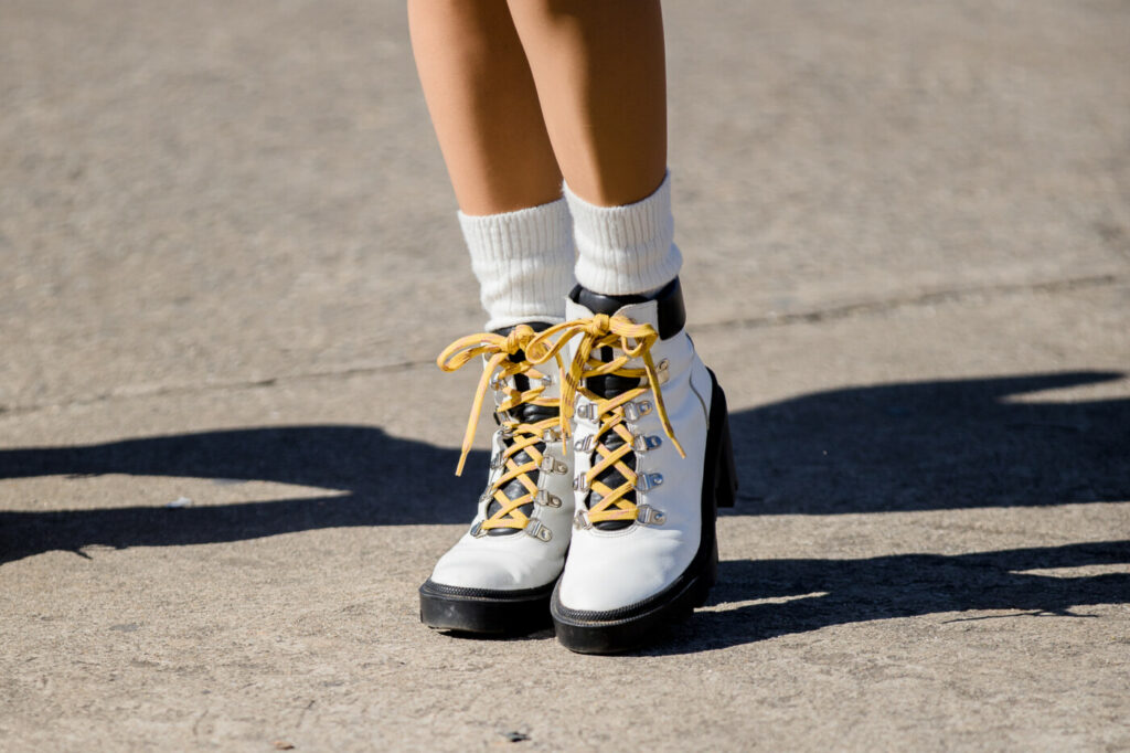 Weiße Schuhe mit gelben Schnürsenkeln
