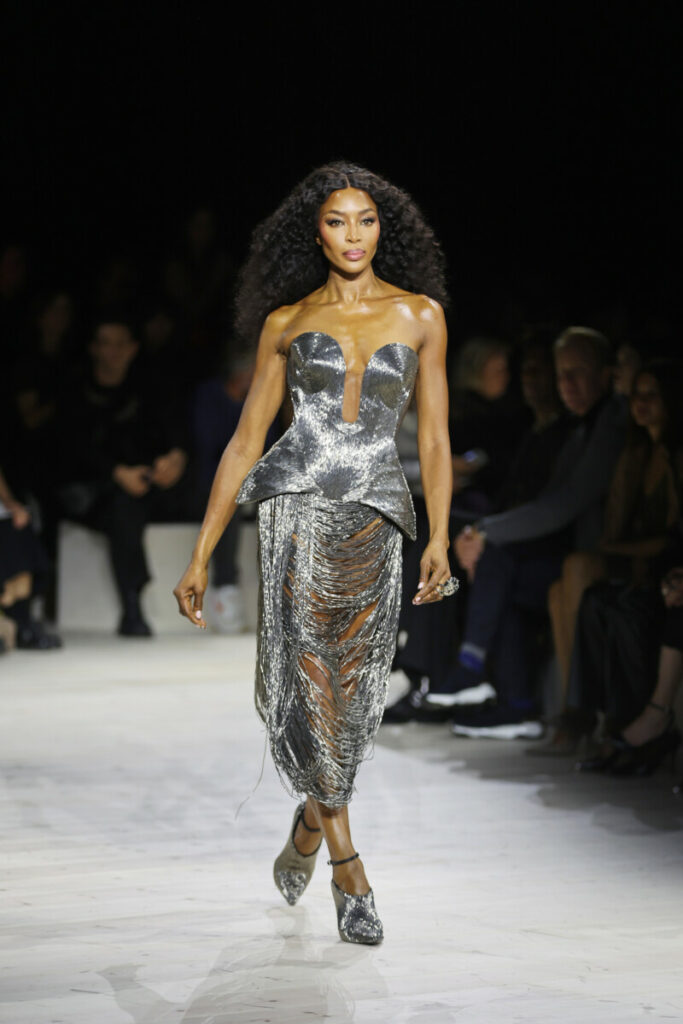 Model in einem silberfarbenen Kleid und High Heels, Alexander McQueen