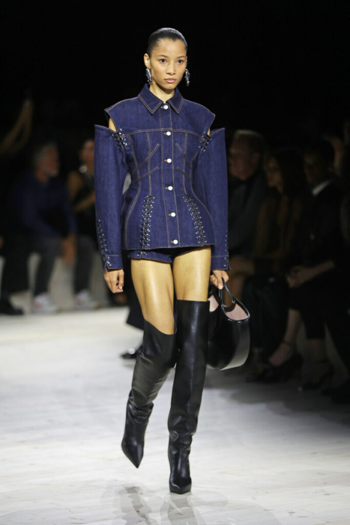 Model im Jeans-Outfit und hohen schwarzen Stiefeln, Alexander McQueen