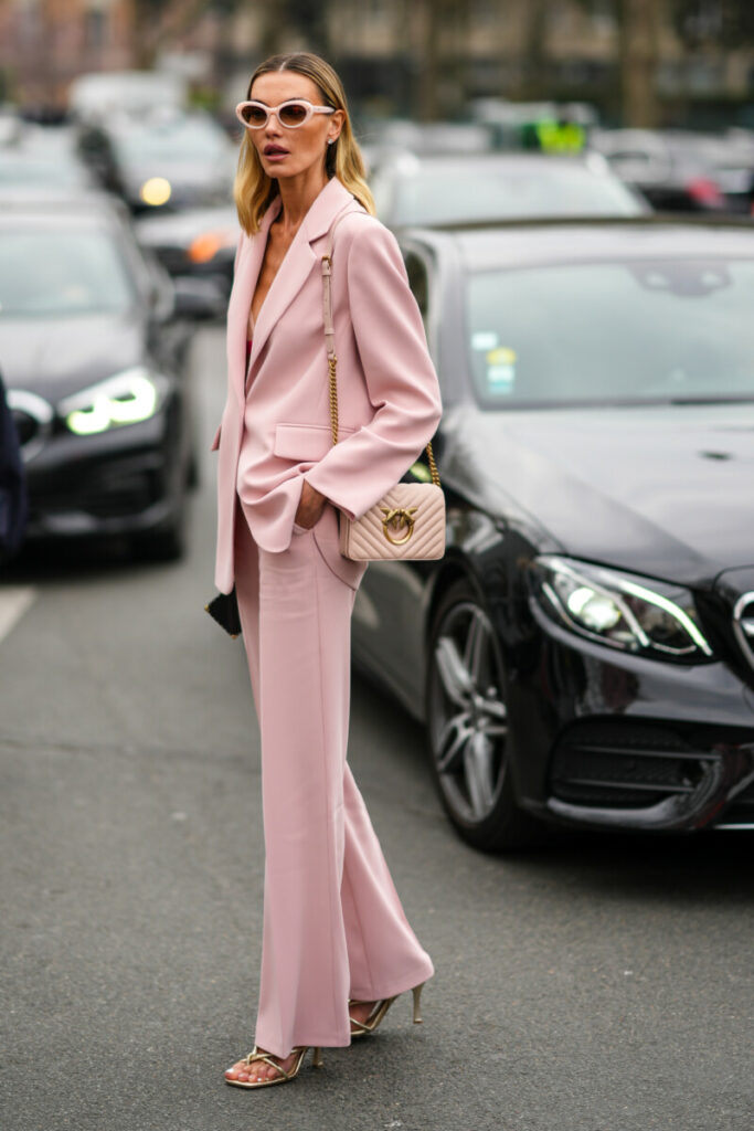 Frau im rosafarbenen Anzug