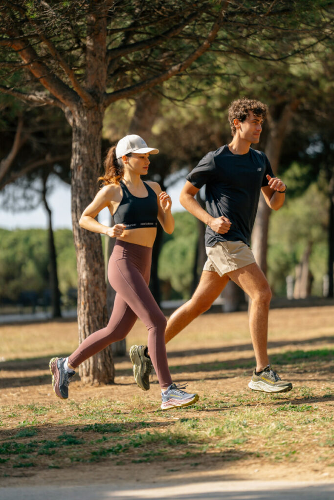 Frau und Mann joggen