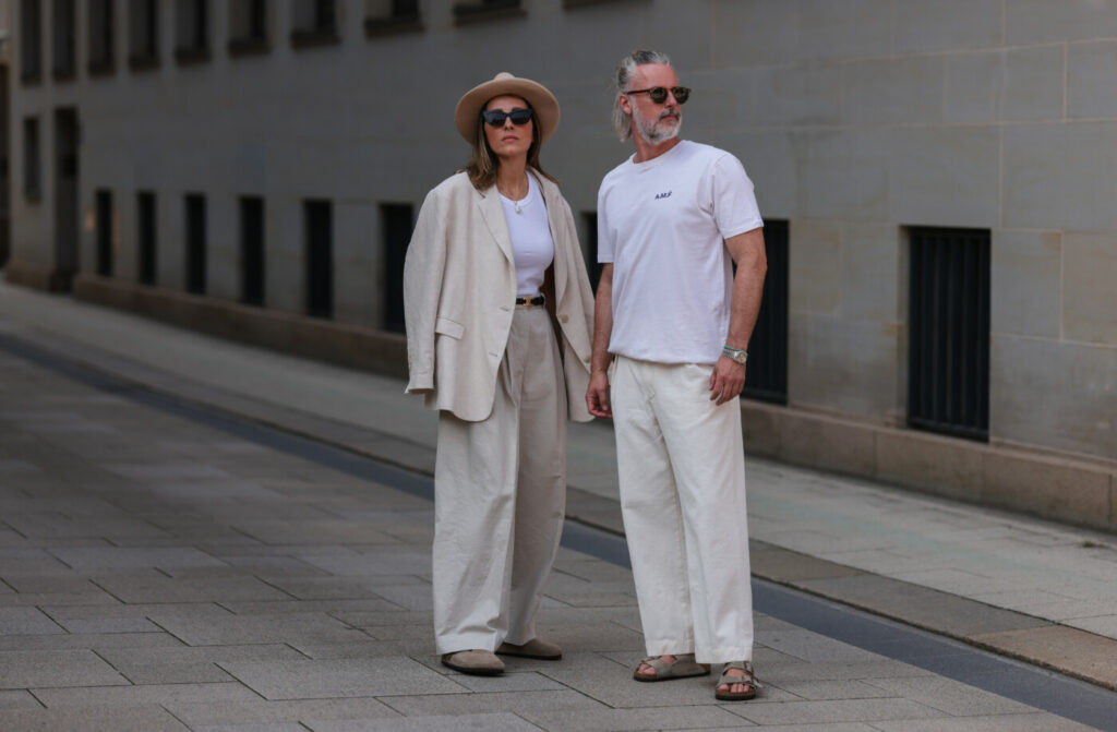 Frau in heller Hose und Weste sowie Damen Pantoletten