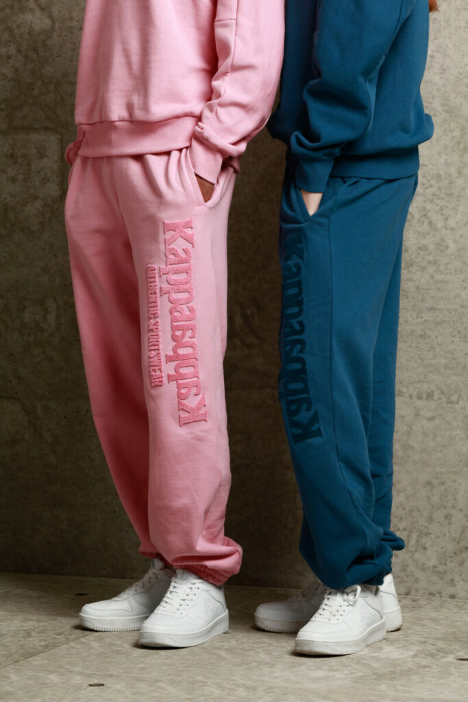 Models in Jogginganzügen und Schuhen von Kappa