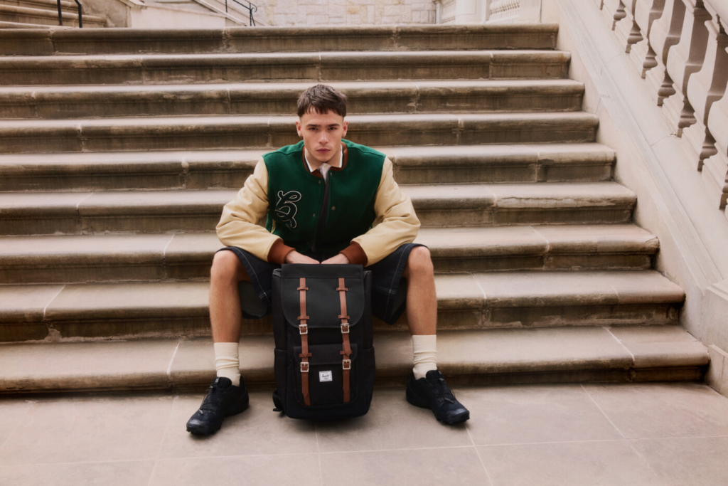 Schuloutfit für einen Jungen mit einer Jacke im Baseball-Style