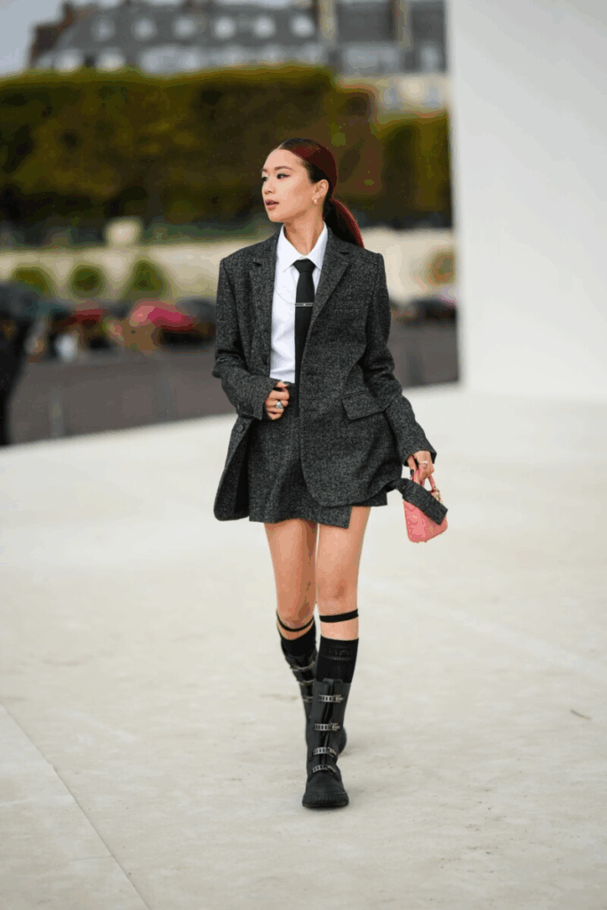 Styling mit Minirock und Krawatte