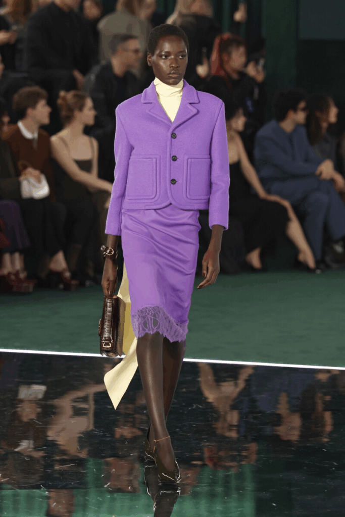 Modische Farbe für Herbst und Winter 2025/2026 auf dem Laufsteg bei Gucci