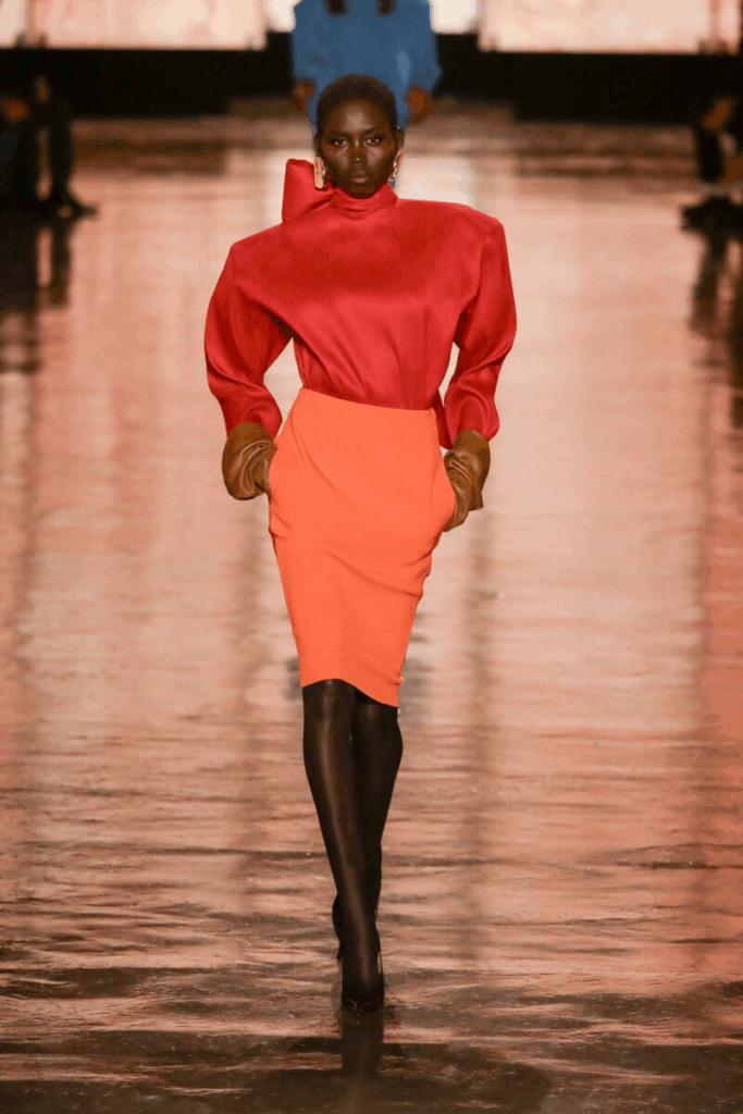 Trends Herbst/Winter 2025/2026: breite Schultern auf dem Laufsteg von Saint Laurent