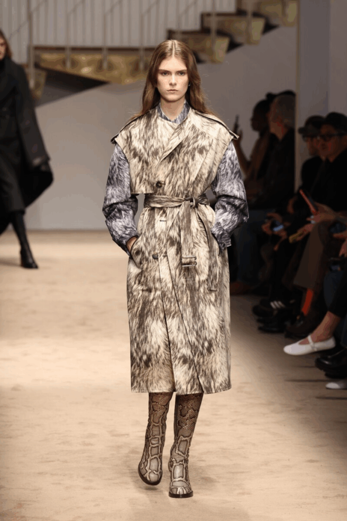 Modische Schuhe Herbst-Winter 2025/2026: im Schlangenmuster