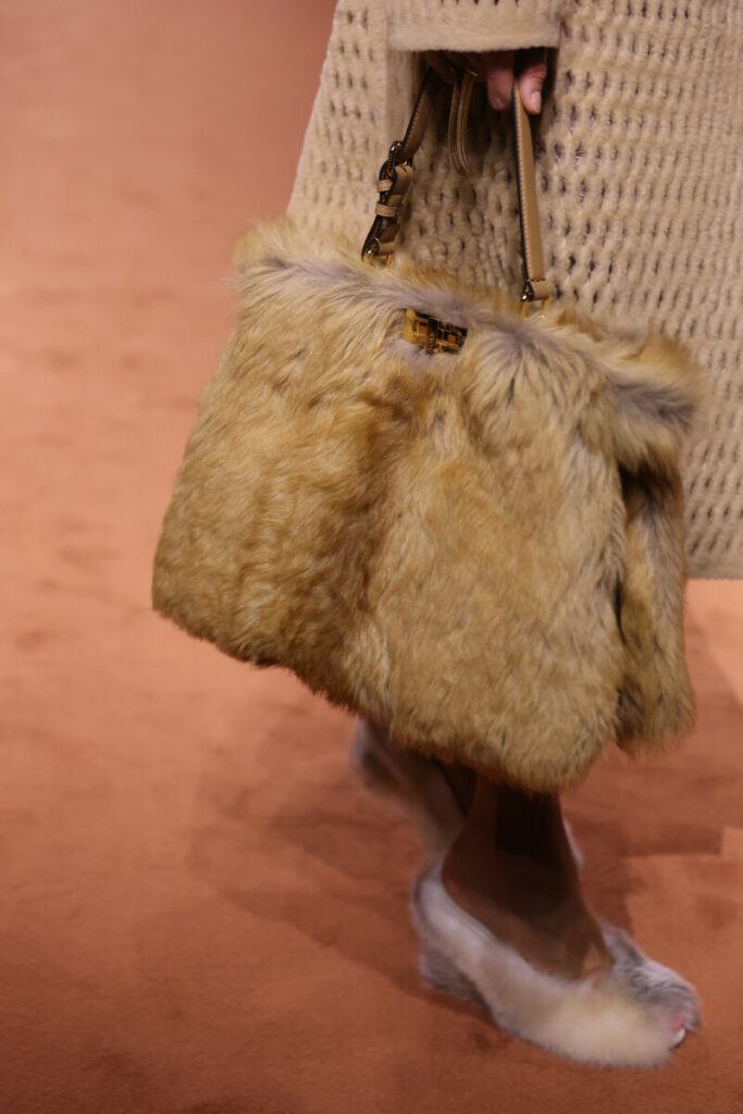 Fendi-Handtasche aus Fell in neutraler Farbe – modische Handtaschen Herbst/Winter 2025/2026
