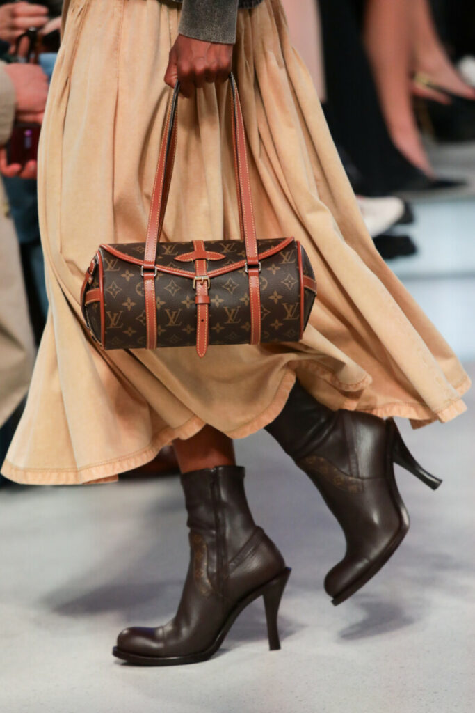 Louis Vuitton Handtaschen in ungewöhnlichen Formen – Röhren- und Bowlingtaschen, Herbst-Winter 2025/26