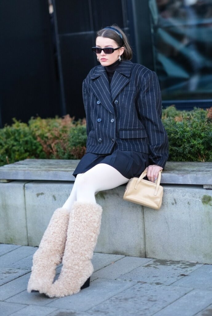 Office-Core-Styling mit Stiefeln mit Fell