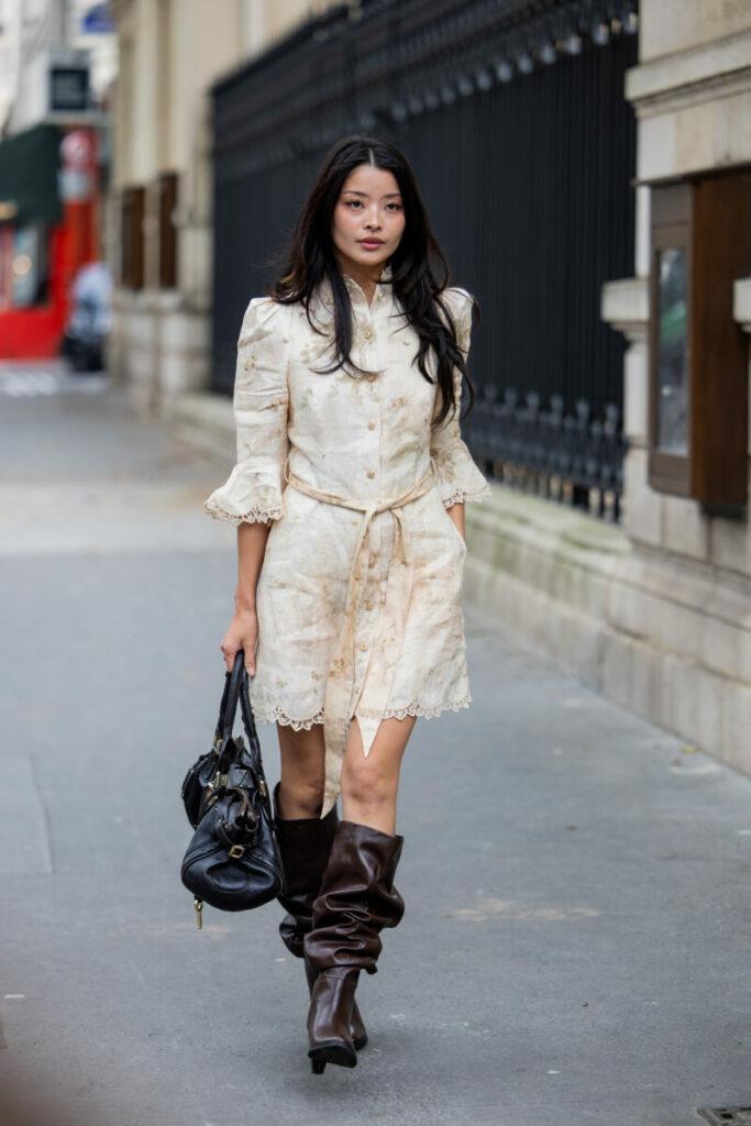 Stiefel mit gerafftem Schaft zum Sommerkleid
