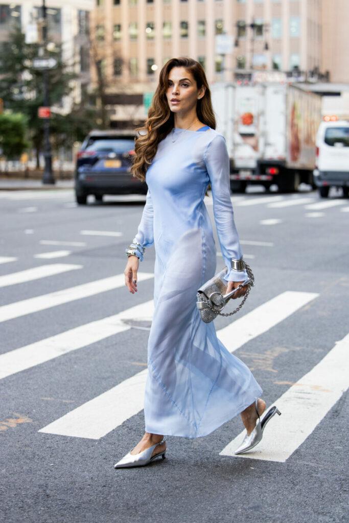 Silberne Zusätze zu einem blauen Kleid