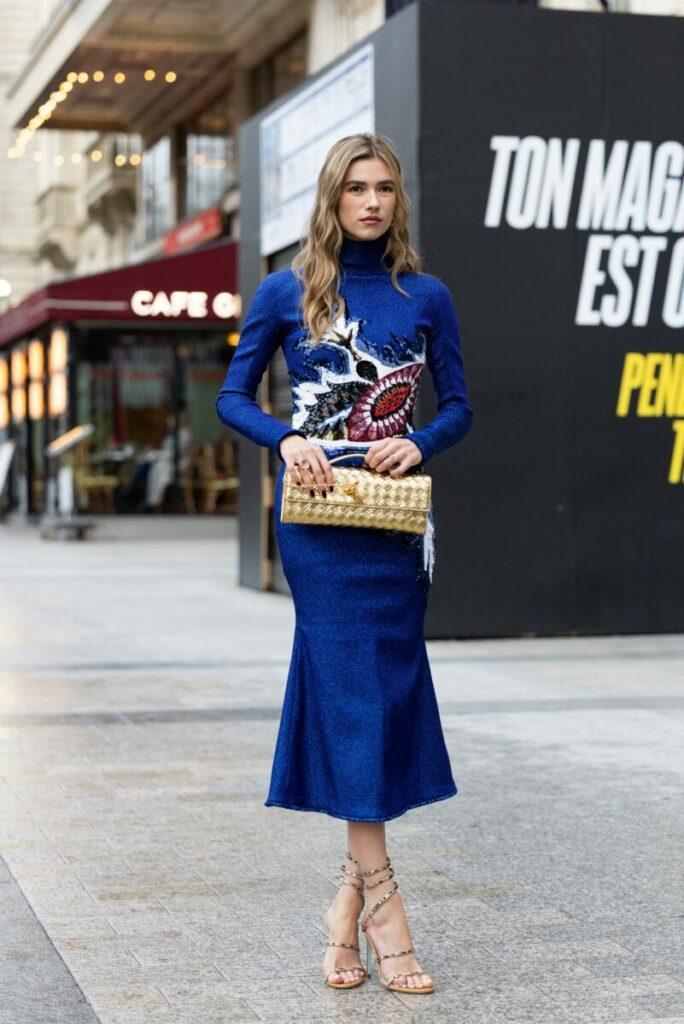 Welche Schuhe und welche Handtasche passen zu einem blauen Kleid