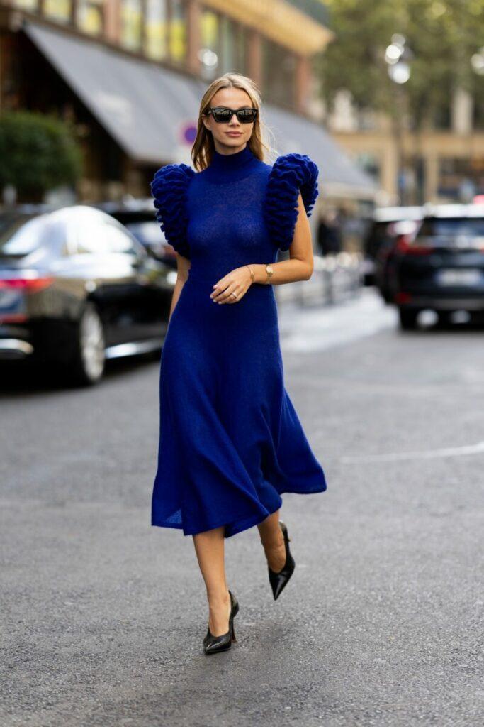 Schwarze Zusätze zu einem blauen Kleid