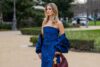 Welche Schuhe und welche Handtasche passen zu einem blauen Kleid?